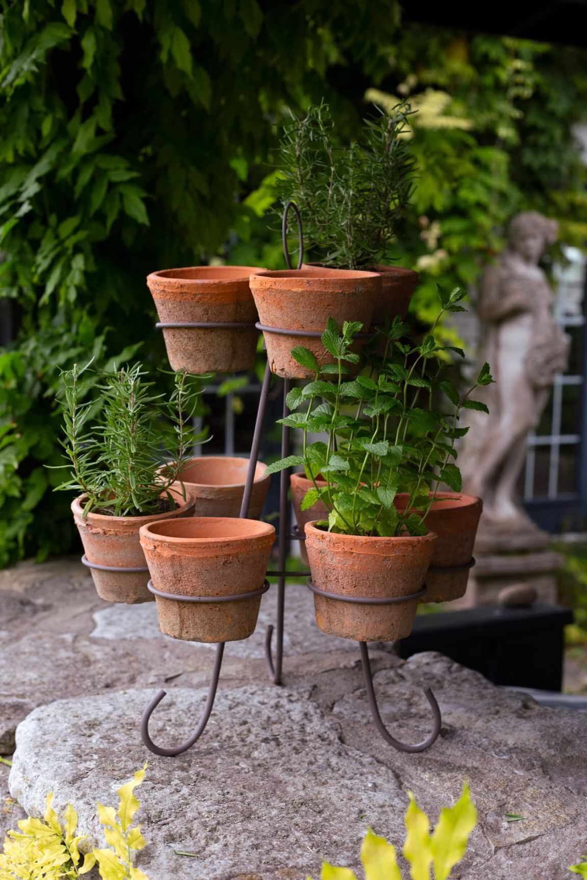 Tiered Wire Stand With Redstone Pots