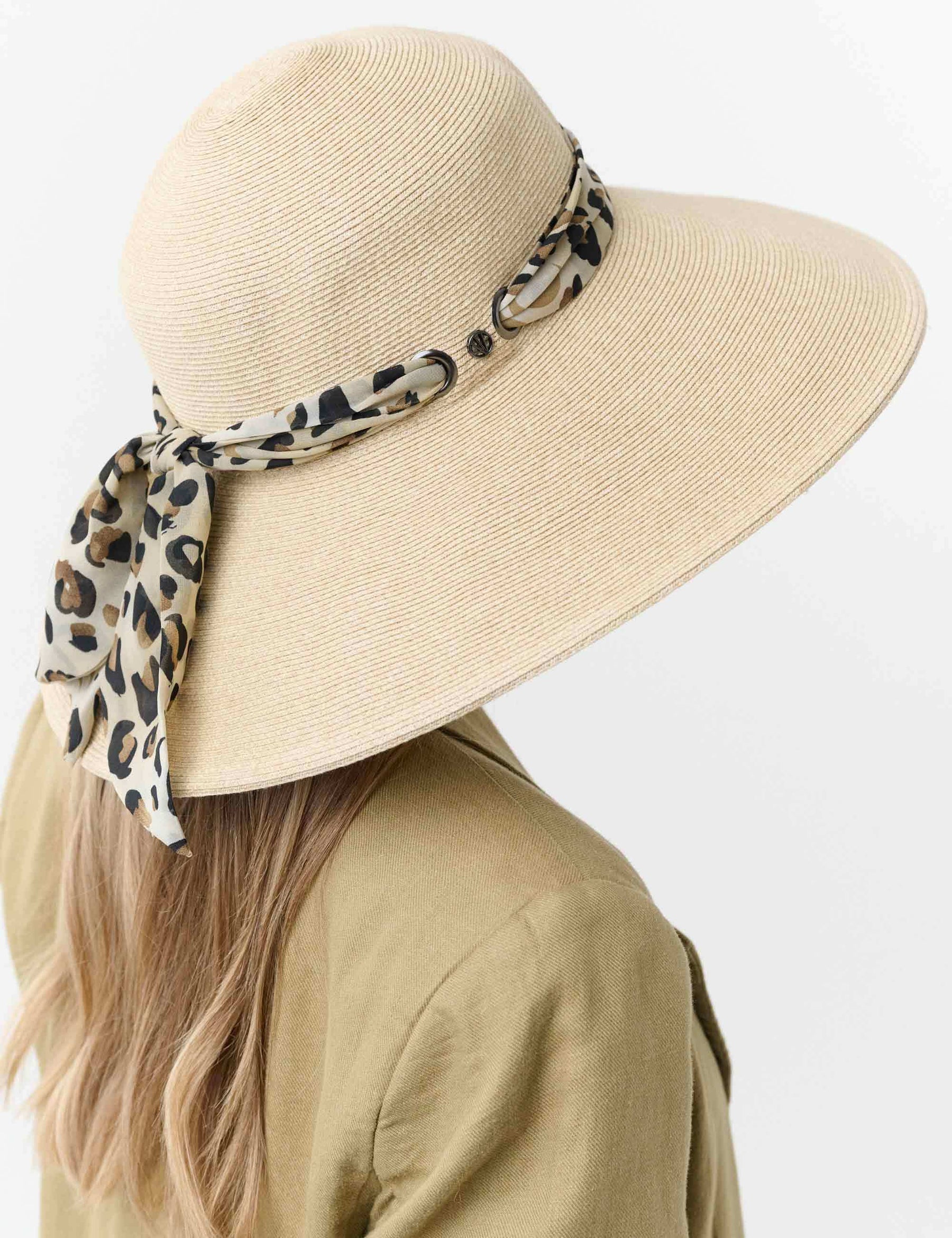 Big Cloche Hat With Adjustable Band Leopard Light Sand – The Art