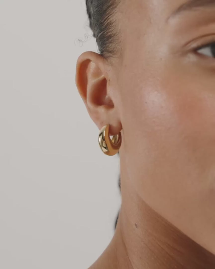 Load video: Kairoa Waterproof Chunky Hoop in Silver by Pilgrim