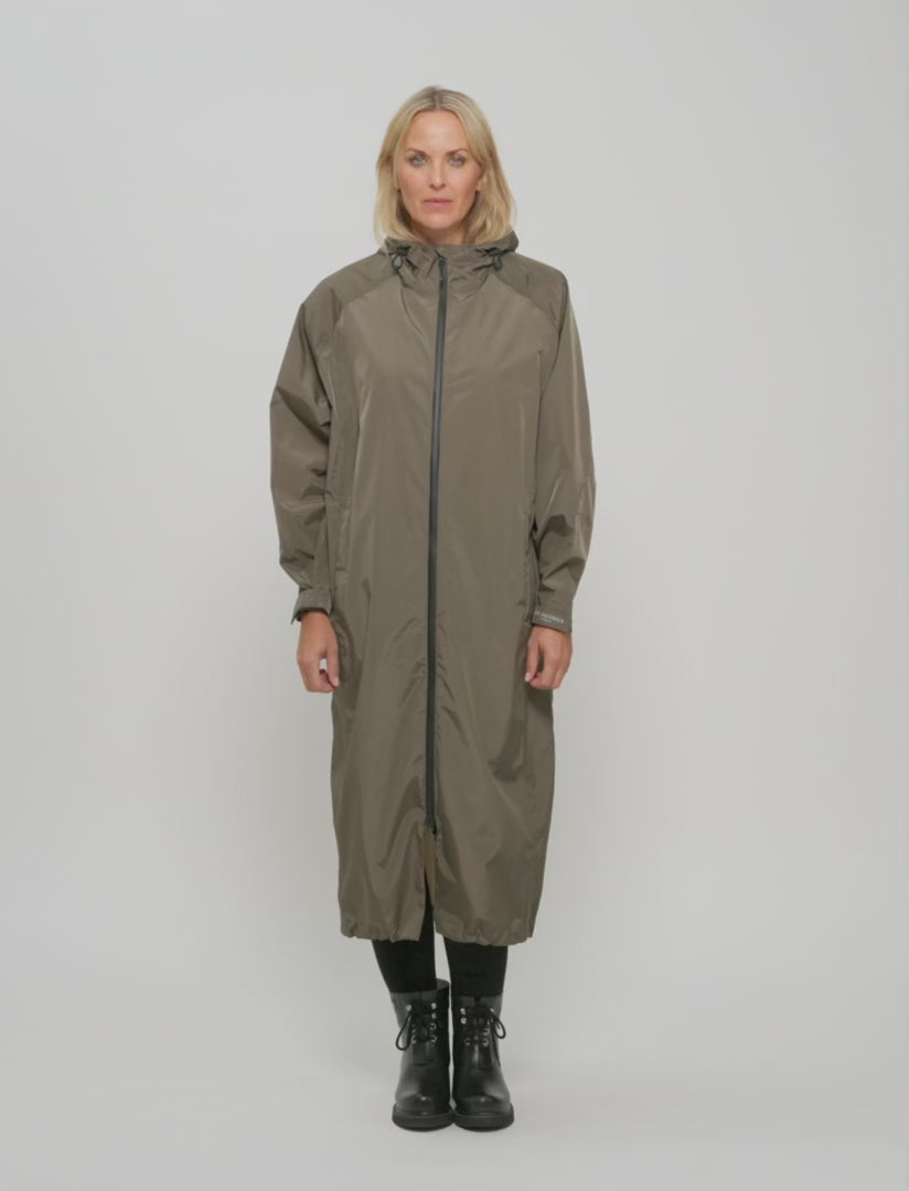 Load video: City Raincoat in Tarmac by Ilse Jacobsen