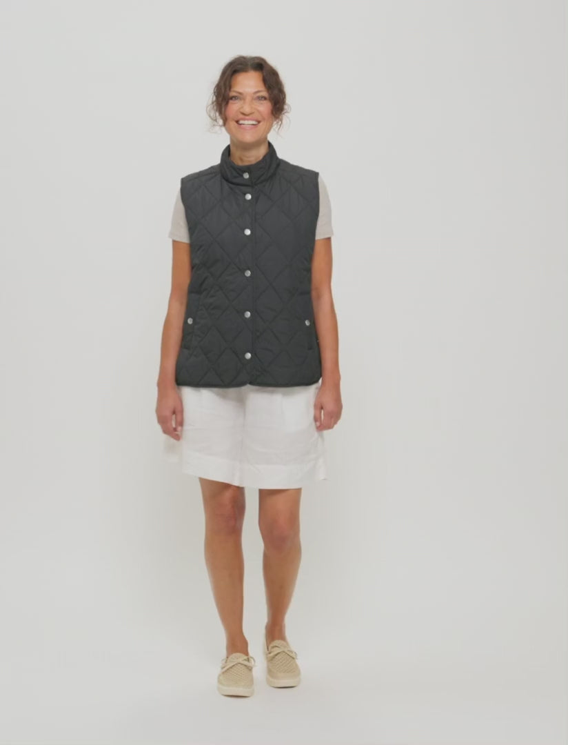 Load video: Quilted Short Vest in Dark Indigo by Ilse Jacobsen